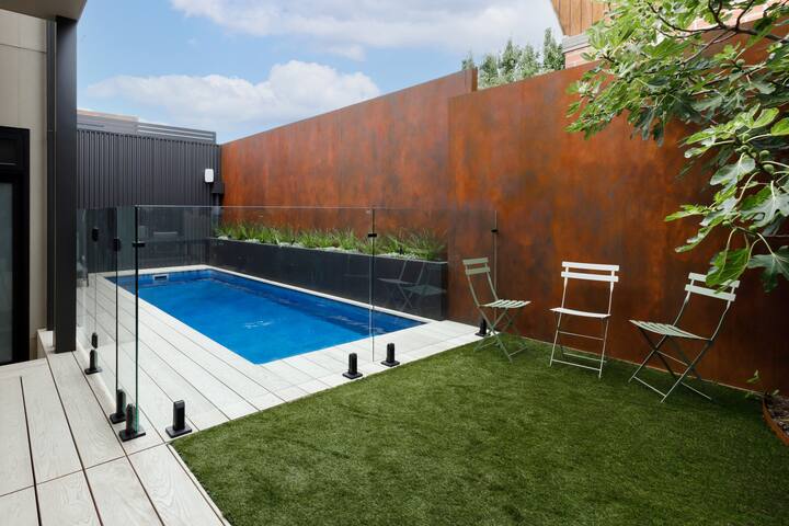 Modern city fringe home gallery image 2