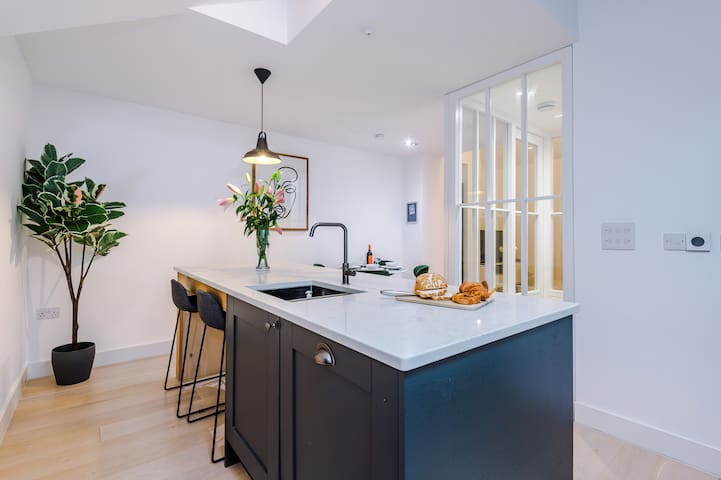 Deluxe Townhouse Close to Designer Shops and Bars