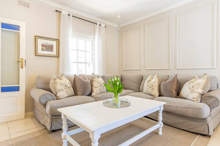Family Home in Constantia gallery image 3
