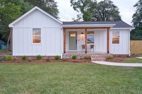 Historic Cottage in Perry-2 Kings and 1 Queen 3 BR