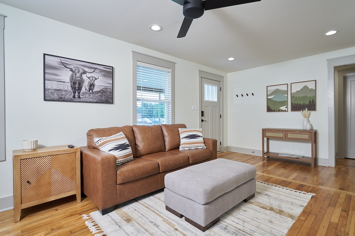 Top performing Airbnb: Historic Cottage in Perry-2 Kings and 1 Queen 3 BR in Houston