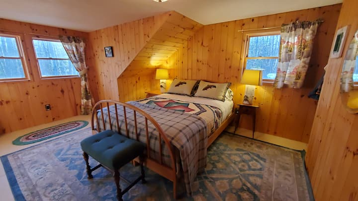 חדר שינה מס '2, חדר בקומה השנייה, מיטת קווין סייז אחת