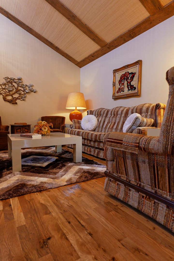 Mellow Yellow - 70s Themed (1 Of 3 Listings) - Beckley, WV