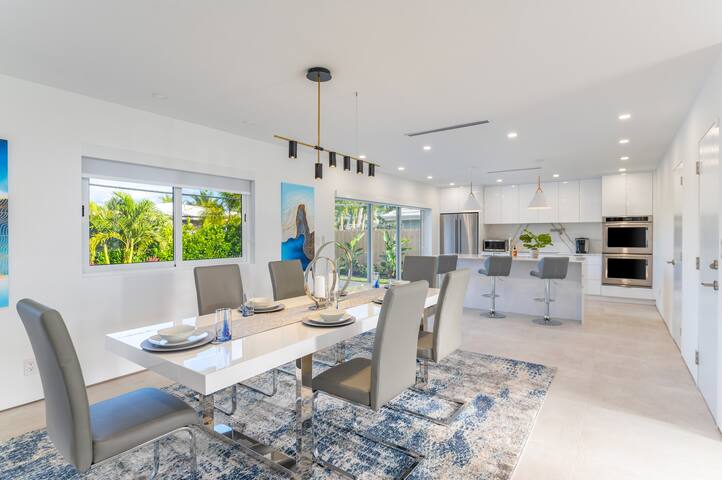 Stylish Getaway, Heated Pool, Short Drive to Beach gallery image 4