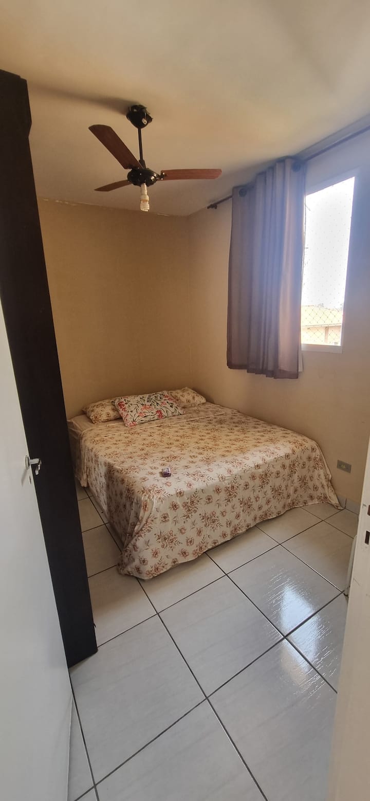 Veľká manželská posteľ s chráničom matraca, vankúše s chráničmi. Ponúkame posteľnú bielizeň, osušku, uterák a prikrývky.   Ochranný kryt oblečenia s vešiakmi, 