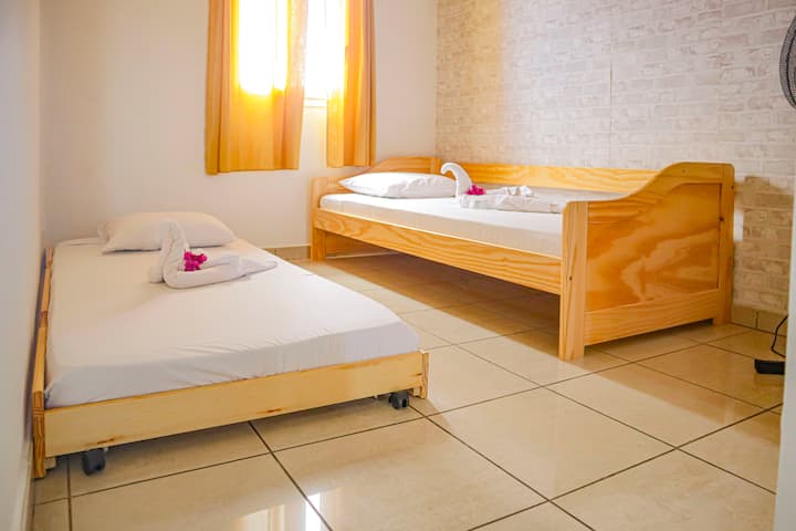 FR : Chambre lumineuse avec deux lits séparés, offrant un espace confortable et accueillant pour un séjour agréable

ANG : 
Bright room with two separate beds, offering a comfortable and welcoming space for a pleasant stay