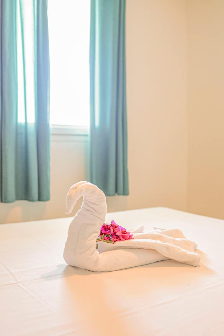 FR : Serviette pliée , symbole d’attention et d’élégance pour votre accueil

ANG : Folded napkin, a symbol of attention and elegance for your welcome