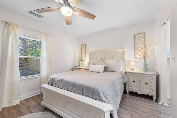 Acurrúcate en la cama tamaño queen con una lujosa espuma viscoelástica que te hace sentir como si estuvieras durmiendo en una nube. ¡Tienes la opción de almohadas suaves y duras!