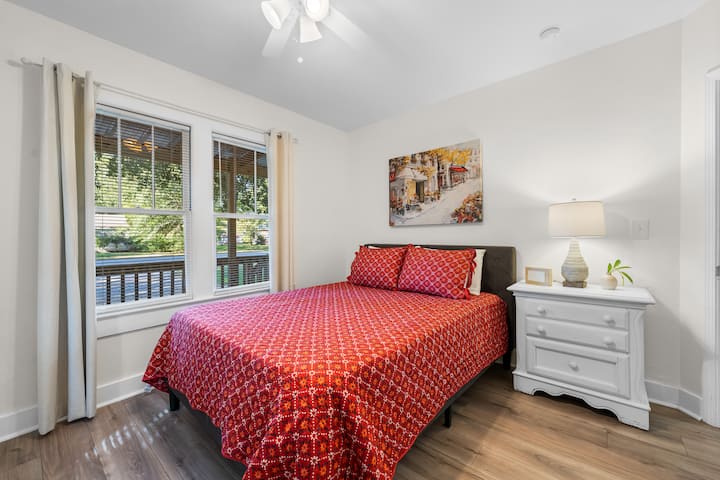 ¡Amplia habitación delantera con cama tamaño queen y espuma viscoelástica! 