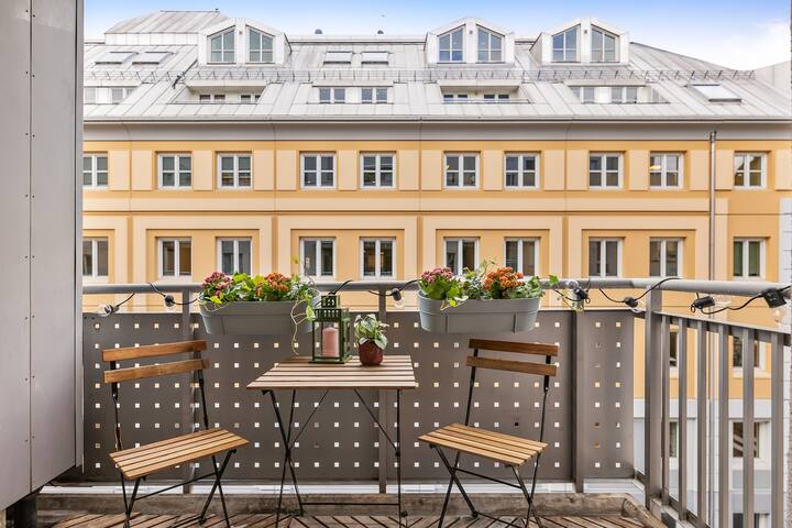 4BR City Center: 2 Balcony + *Free Parking* gallery image 2