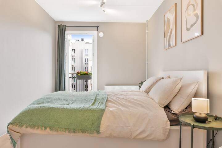 4BR City Center: 2 Balcony + *Free Parking* gallery image 3