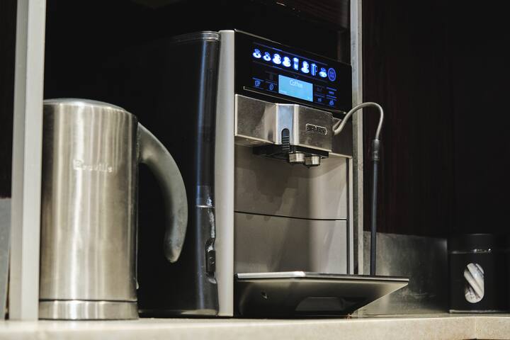 Luxury 4-Bedroom Villa with Ocean Views gallery image 5