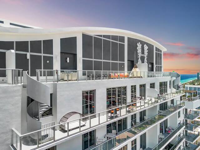 Hyde Penthouse | 2-Story Balcony Terrace by Ventur gallery image 2