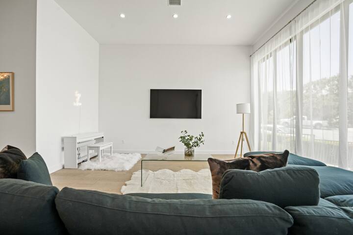 Modern Lux Large House Back Yard | Pet | Parking gallery image 4