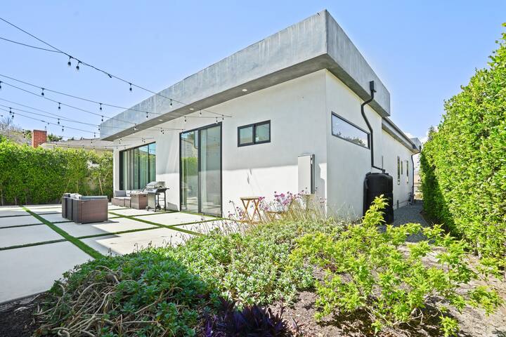 Modern Lux Large House Back Yard | Pet | Parking gallery image 3