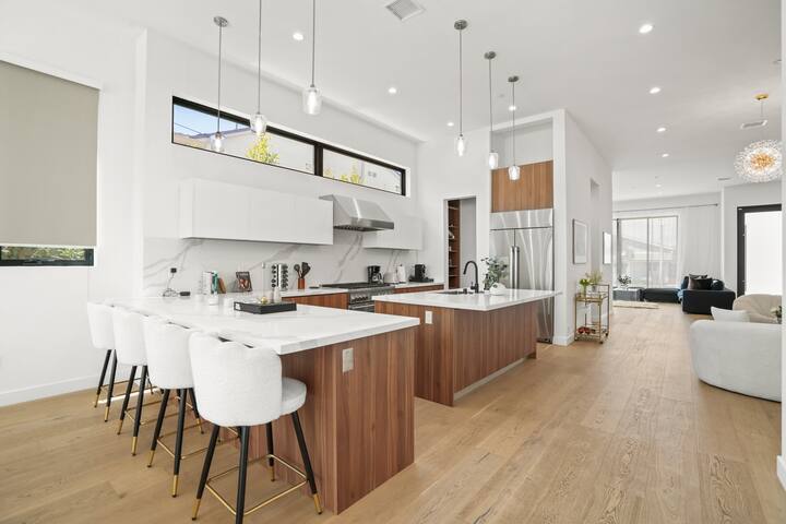 Modern Lux Large House Back Yard | Pet | Parking gallery image 5