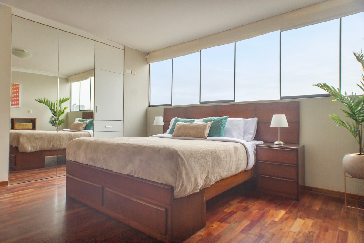 Основна спалня с двойно легло queen size, панорамен изглед, самостоятелна баня, работна станция и смарт телевизор // основна спалня с двойно легло queen size, панорамен изглед, самостоятелна баня, бюро и смарт телевизор
