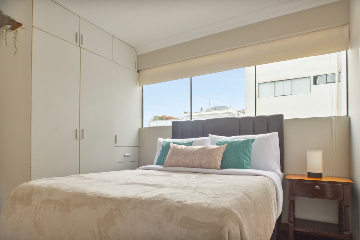 Допълнителна спалня с двойно легло, изглед към улицата и дрешник // Допълнителна спалня с двойно легло, изглед към града и дрешник
