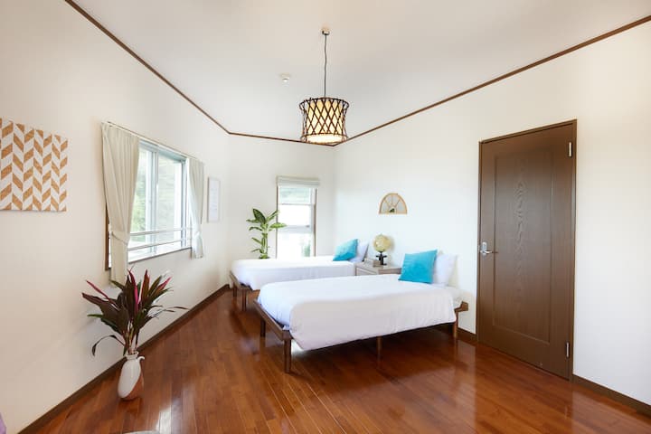 2nd floor bedroom.Two single beds.