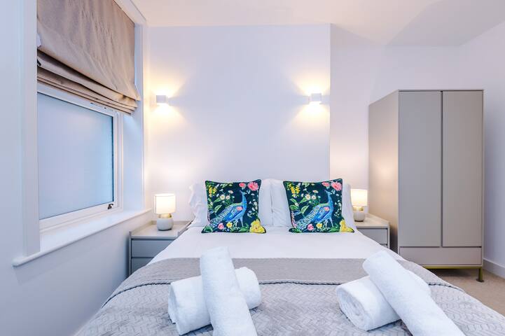 Deluxe 3-Bed Property in Central Shopping District gallery image 5