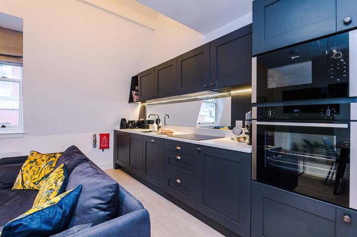 Deluxe 3-Bed Property in Central Shopping District gallery image 4
