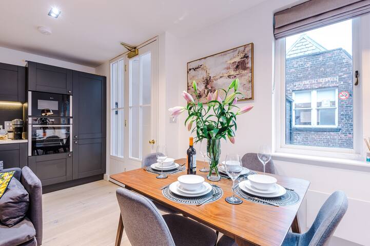 Deluxe 3-Bed Property in Central Shopping District gallery image 2