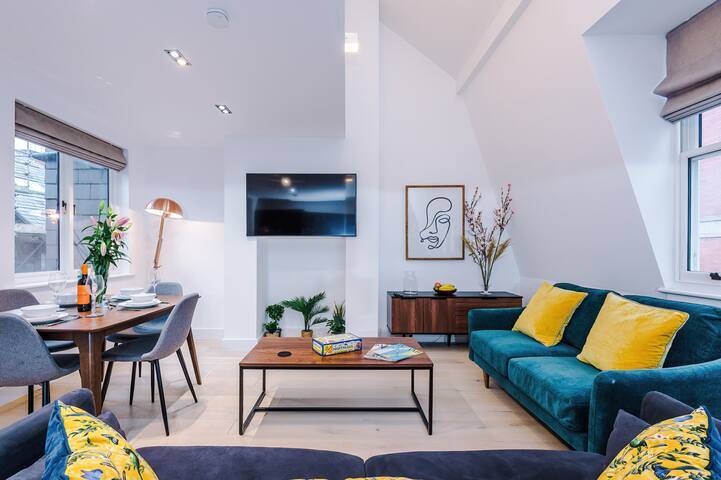 Deluxe 3-Bed Property in Central Shopping District gallery image 3