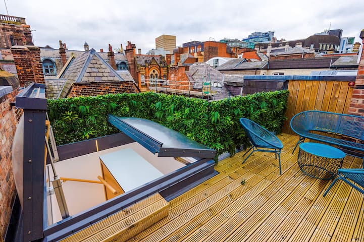 Deluxe 3-Bed Property in Central Shopping District