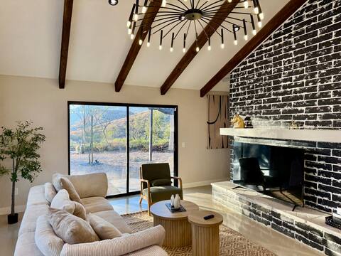 Hilltop Winter Escape w/ Stunning Panoramic Views