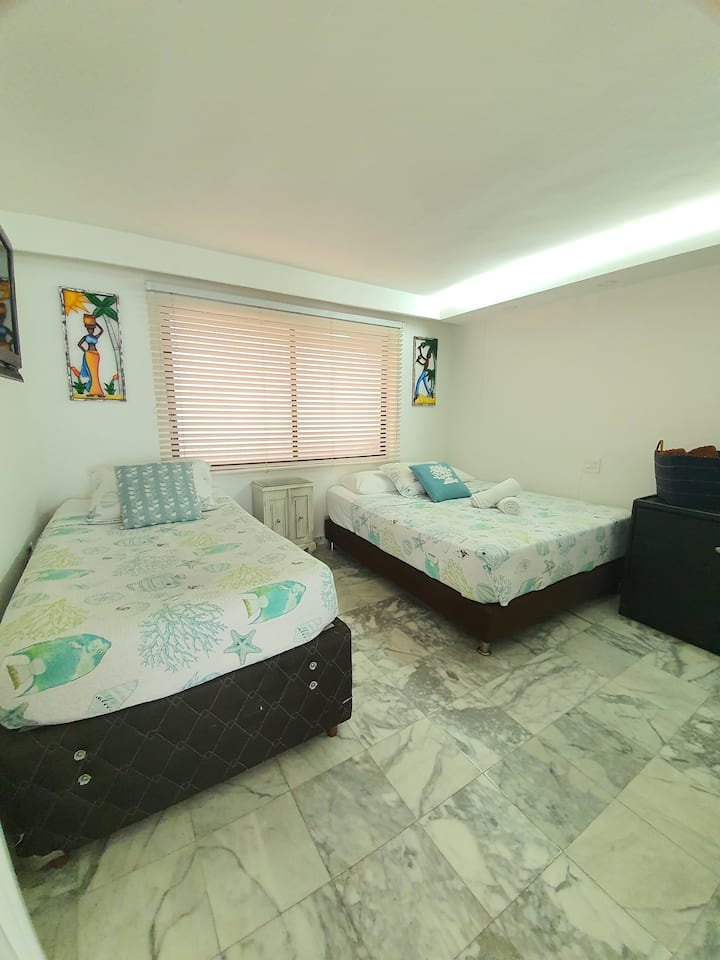 1 veľká manželská posteľ a 1 jednolôžko + 1 hniezdo