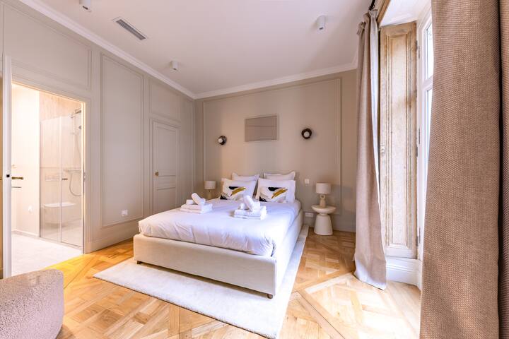 Arc de Triomphe Luxury 3-Bed 3.5 Bath