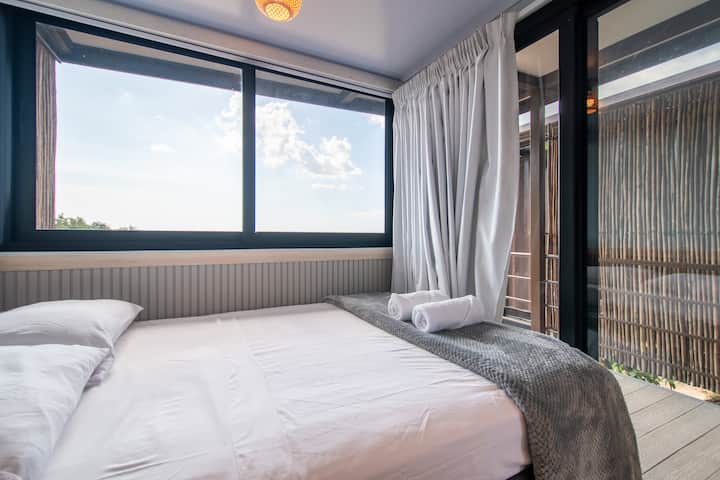A comfortable bed (double), large windows and soft natural light. Ideal for relaxing, reading or just letting the day go by without rushing. Everything here invites you to relax and recharge.