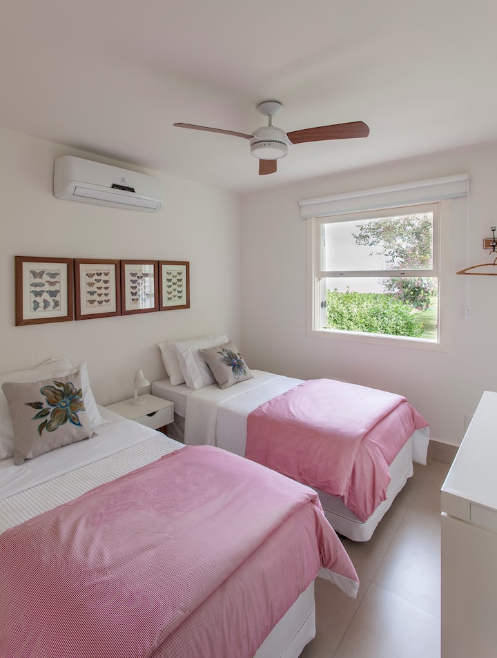 Dhomë miqsh me 2 krevate tek, ajër të kondicionuar të nxehtë/të ftohtë, ventilator tavani, ndërprerje të perdes dhe komodinë.