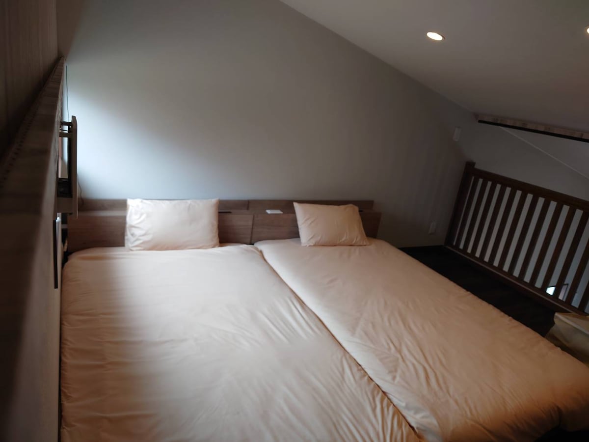 2张婴儿床　
我们提供两套日式床垫。
日式床垫位于一楼，客厅设有桌椅。