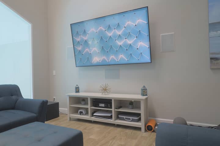 Pool House Loft | Hot Tub | Pool Table | 80" Tv - League City, TX