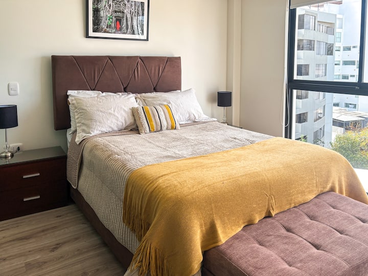 Dvojitá posteľ. V izbe sú ďalšie prikrývky.