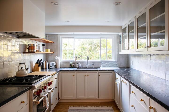 Fernwood Canyon Escape w/Sauna, Bocce & Cottage gallery image 4