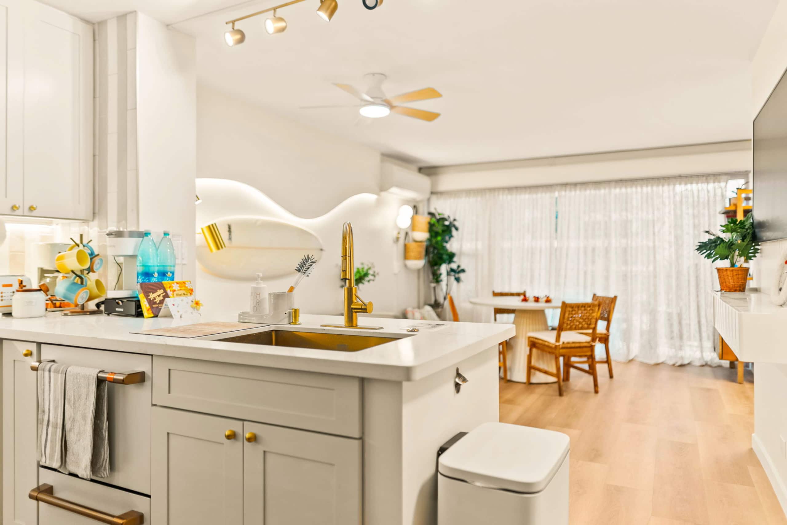 Aloha Ohana 2BM stylish apt with Washer/Parking - Image 14