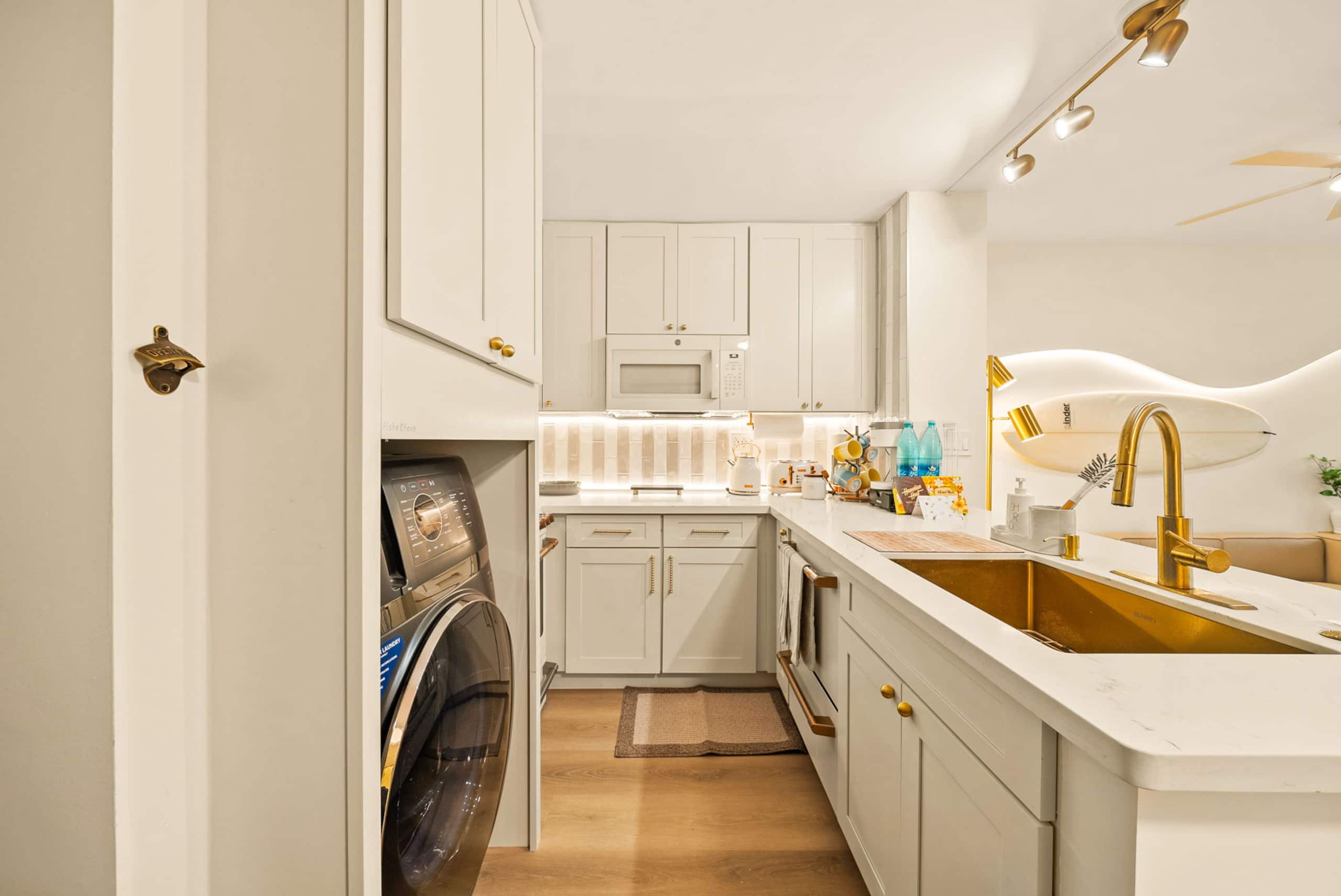 Aloha Ohana 2BM stylish apt with Washer/Parking - Image 9