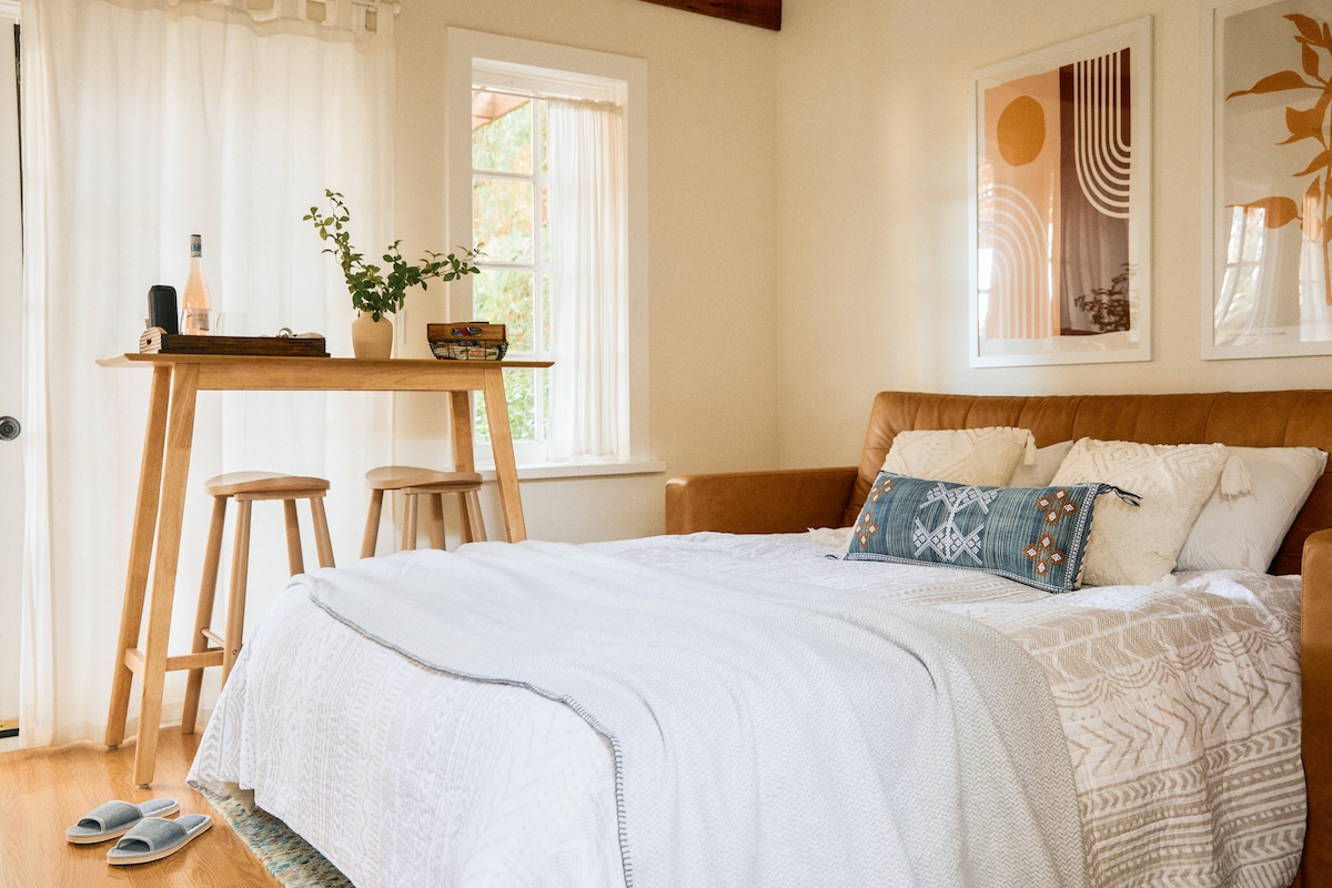 El sofá se convierte en una cama tamaño queen.