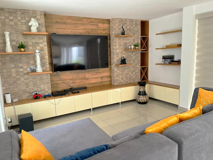 客厅舒适，可俯瞰花园和泳池。 70英寸屏幕，可使用多个系统进行流媒体传输。  配备硬盘的Playstation 4，有很多游戏可供选择。 3个PS4控制器。