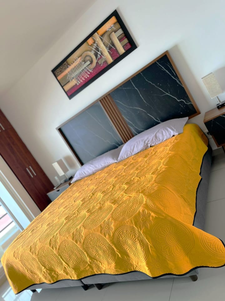 主卧有加大双人床。