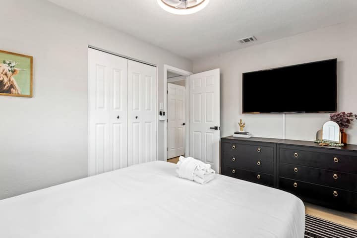 The room's clean design gives the space a relaxing vibe.