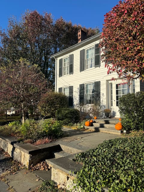 Charming Colonial+ HotTub, EV, Garden
4Bed|2.5Bath