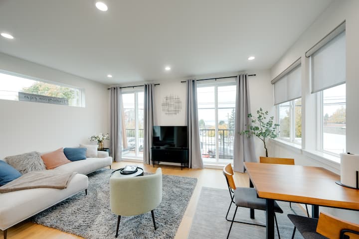 Modern West Seattle Home W/view - 3bd/2.5bath/ev. - Seattle, WA