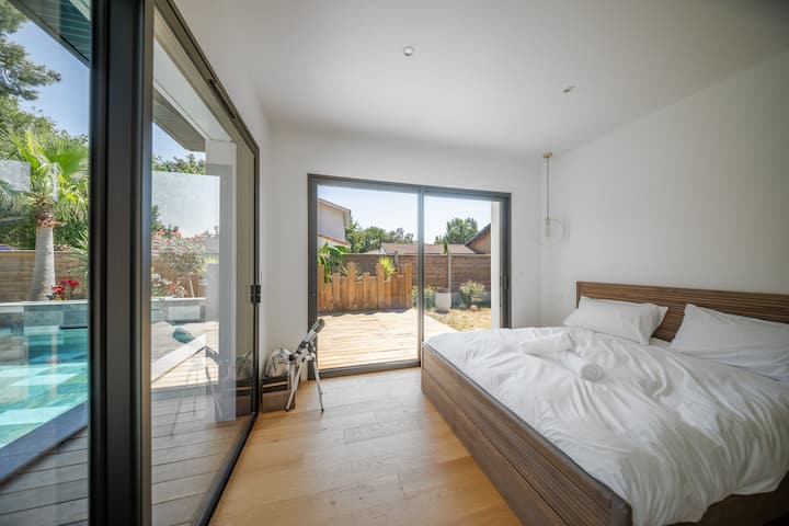 Habitación con vistas al exterior con un escritorio