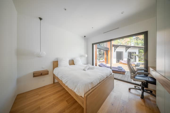 Habitación con vistas al exterior con un escritorio 