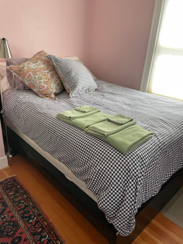 Იატაკის მთავარი სააბაზანო, ორადგილიანი საწოლით. 