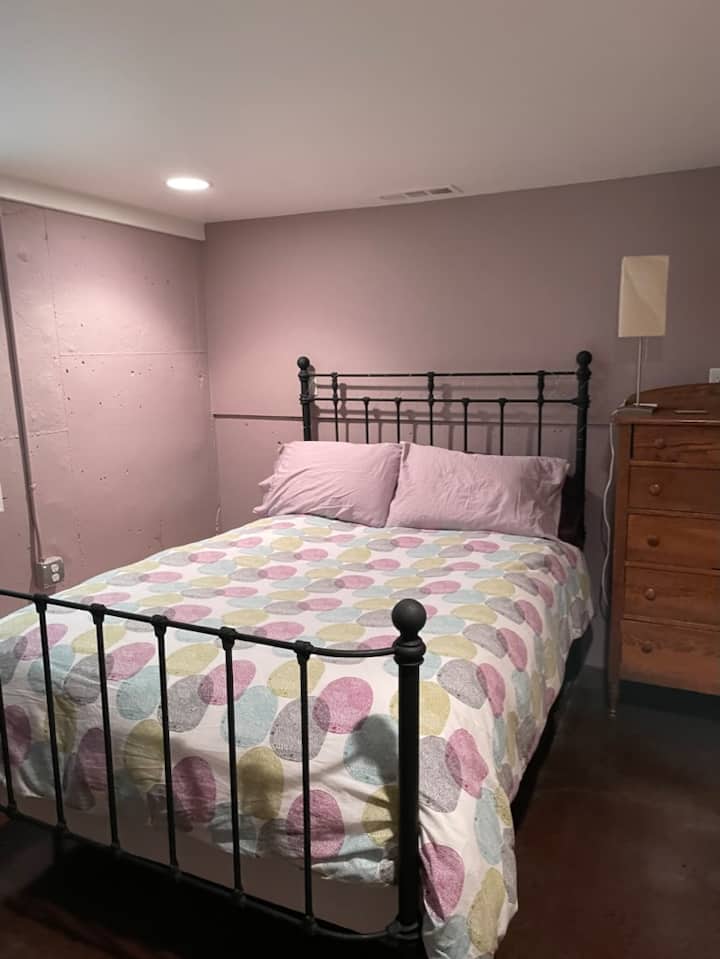 Საძინებლის ქვედა ნაწილში, ორადგილიანი საწოლი 4/9/24 ‑ ის მდგომარეობით, Queen ‑ ის მატრასზე გადაინაცვლებს 2021 წლის 24 დეკემბრამდე.  Ამ საძინებელში კარგი სივრცეა მთავარი სართულისგან განცალკევებით.  Იმავე სართულზე, რომელიც დაბლაა/საოჯახო ოთახი, საზიარო სააბაზანოთი და საშხაპით.  