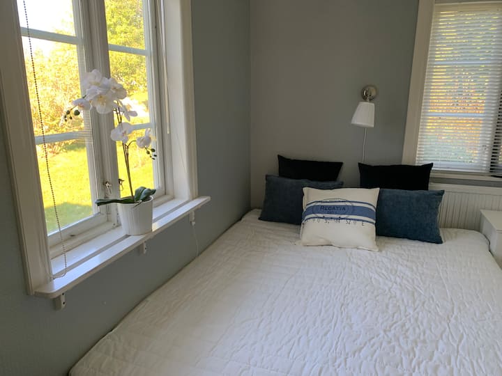 为了让您睡个好觉，有弹簧床垫和一个非常好的床垫。